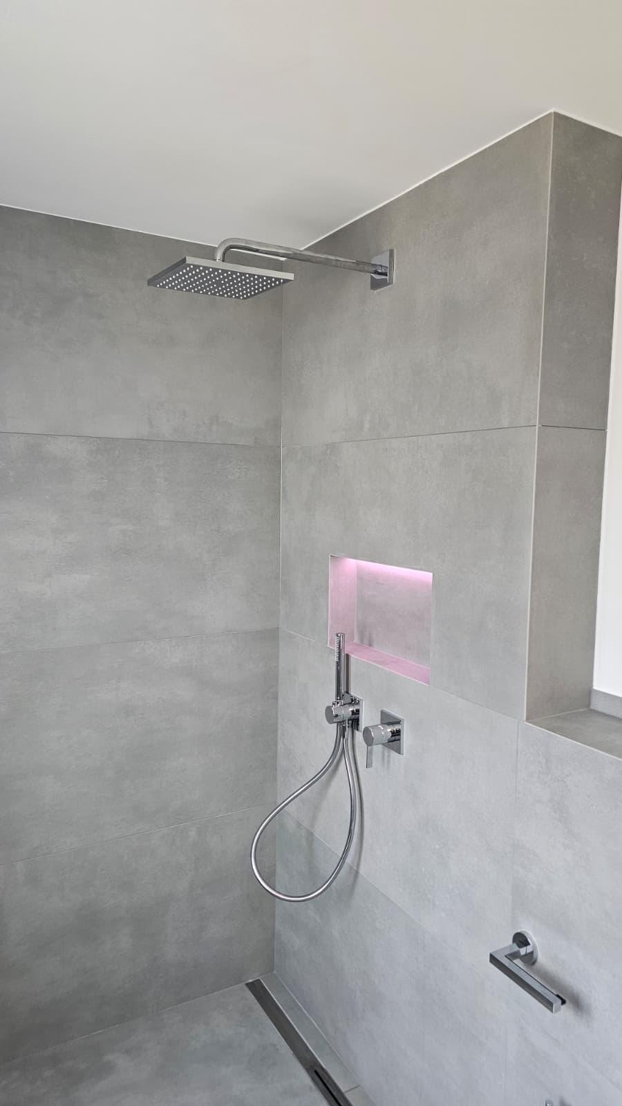 Begehbare Dusche mit Regenbrause und beleuchteter Nische
