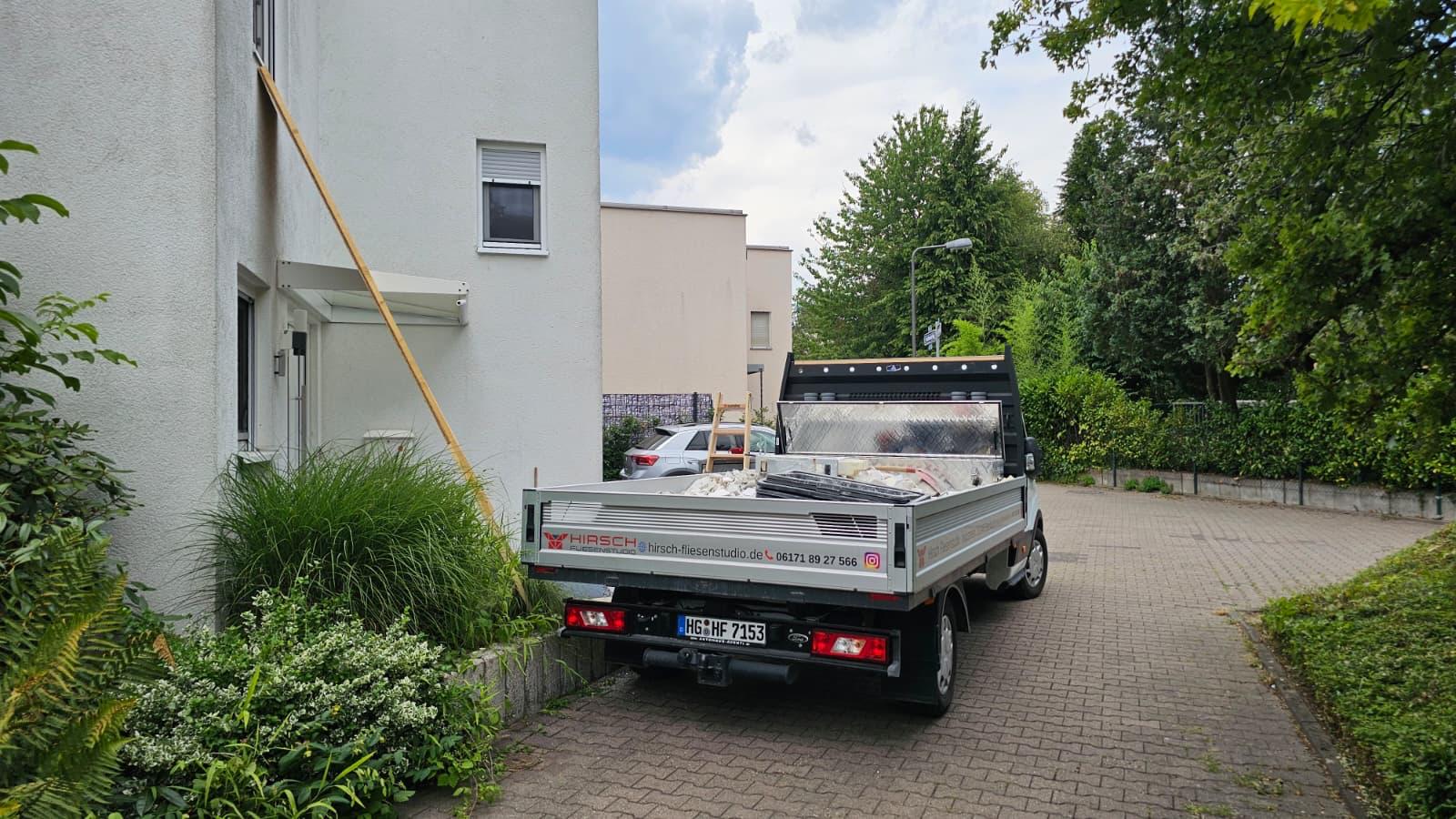 Fahrzeug von Hirsch Fliesenstudio vor dem Haus