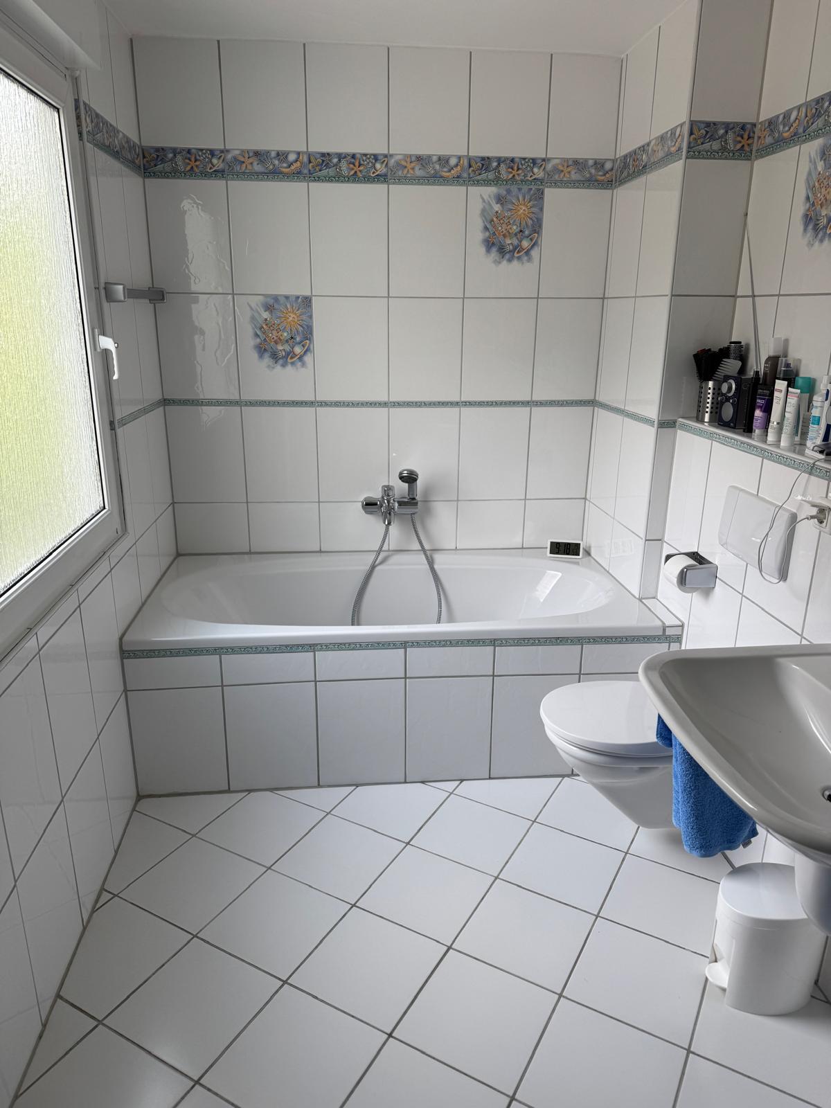 Altes Bad in Frankfurt-Nordweststadt mit Wanne und weißen Fliesen