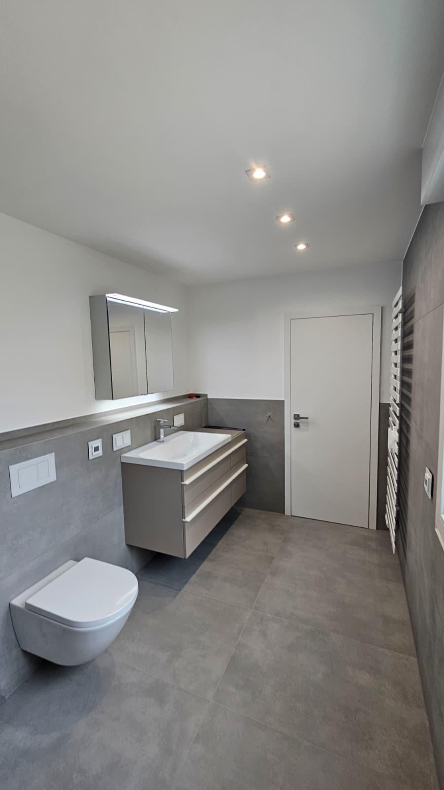Neuer Waschtisch, Spiegelschrank und wandhängende Toilette