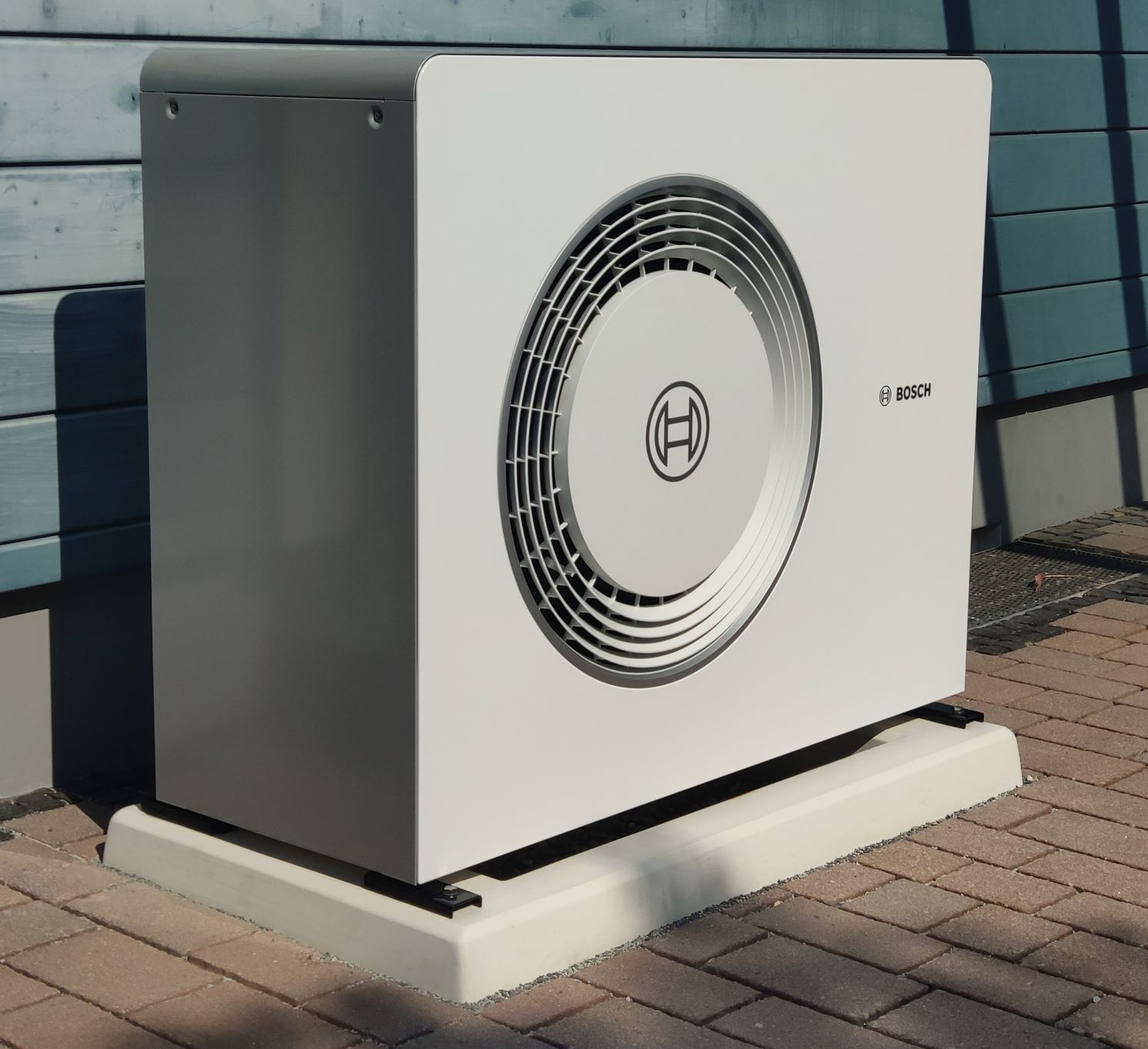 Bosch-Außeneinheit der Wärmepumpe auf einem Betonsockel